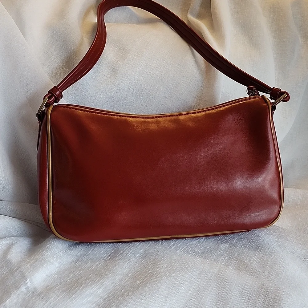 Jones New York Vintage Ex Cond Red W/ Tan Piping Leather Hobo Bag, $47